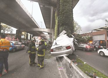 Se estampa Mustang en pilares de Periférico; hay dos muertos