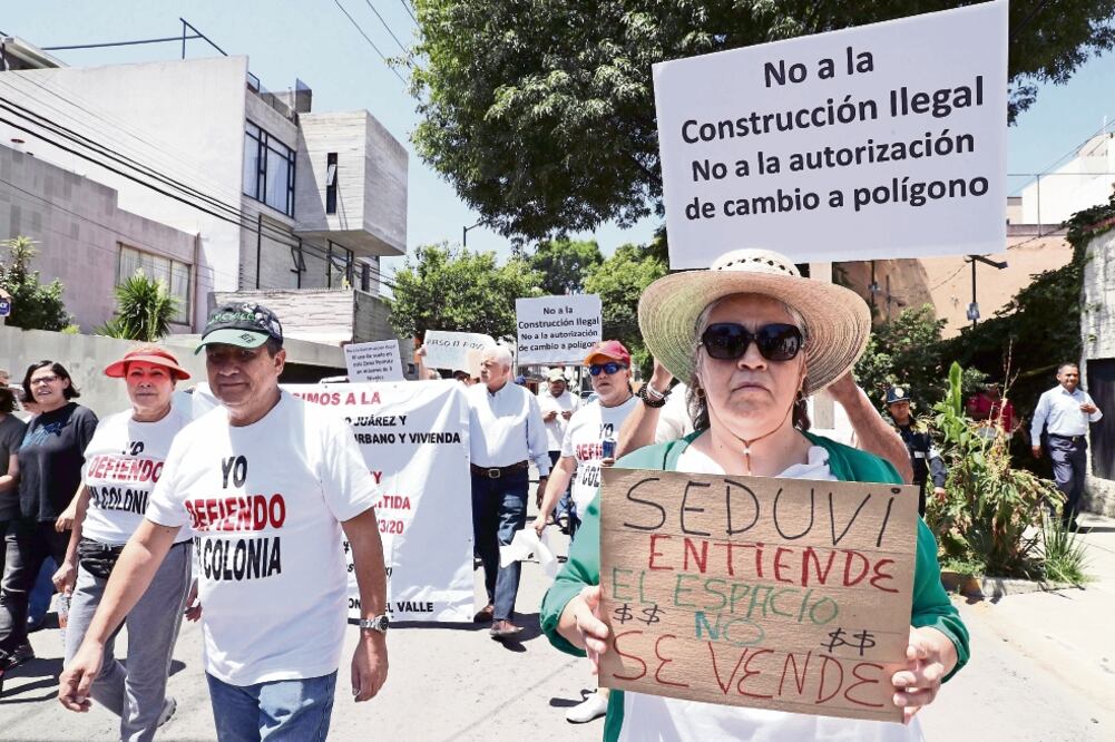 Habitantes de la colonia Acacias realizaron una manifestación en la esquina de José María Rico y avenida Coyoacán en contra de las edificaciones. Foto: JUAN CARLOS REYES. EL UNIVERSAL
