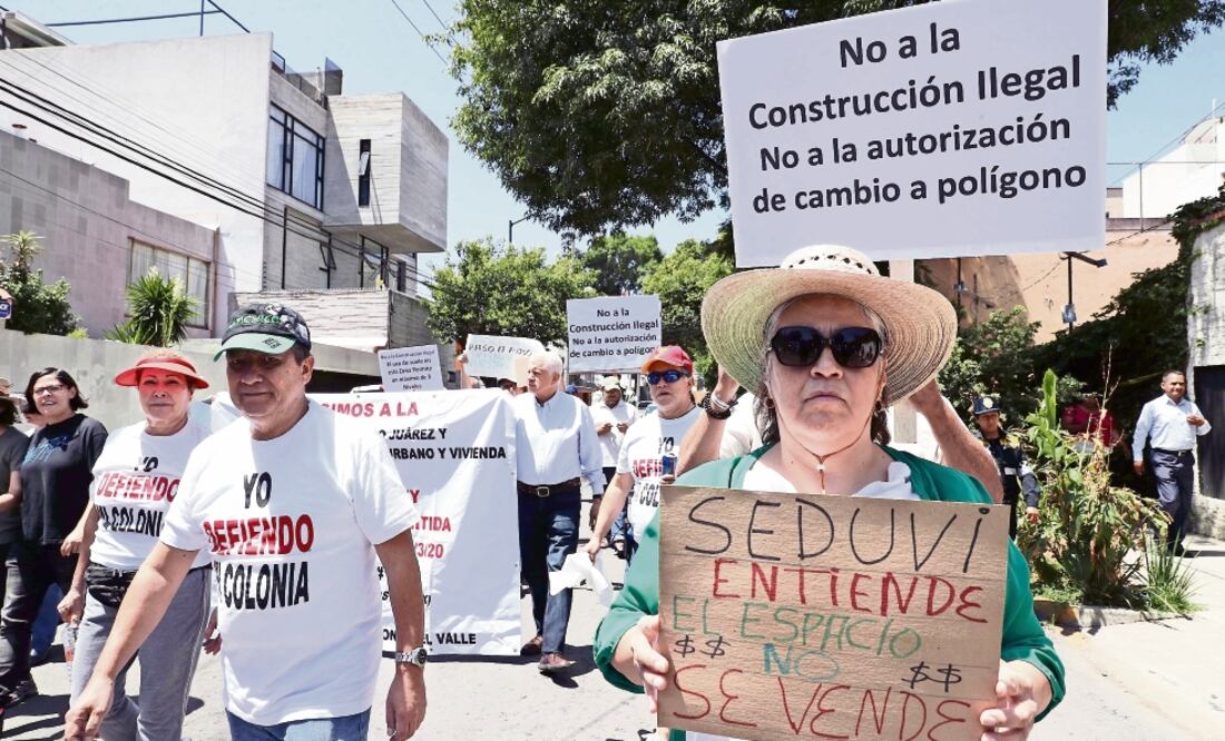 Habitantes de la colonia Acacias realizaron una manifestación en la esquina de José María Rico y avenida Coyoacán en contra de las edificaciones. Foto: JUAN CARLOS REYES. EL UNIVERSAL