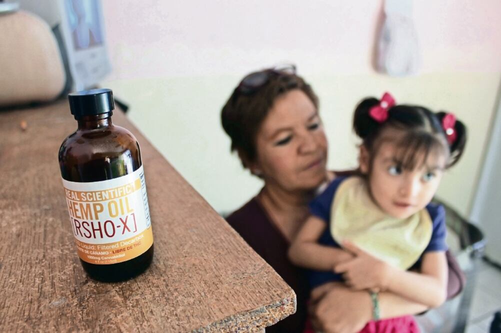 Aída, de 51 años, percibió mejorías desde que probó el cannabi diol de su nieta, Emily, quien padece el síndrome de Lennox Gastaut y es una de las 125 personas que también tienen permiso para importar este medicamento (FRANCISCO RODRÍGUEZ. EL UNIVERSAL)