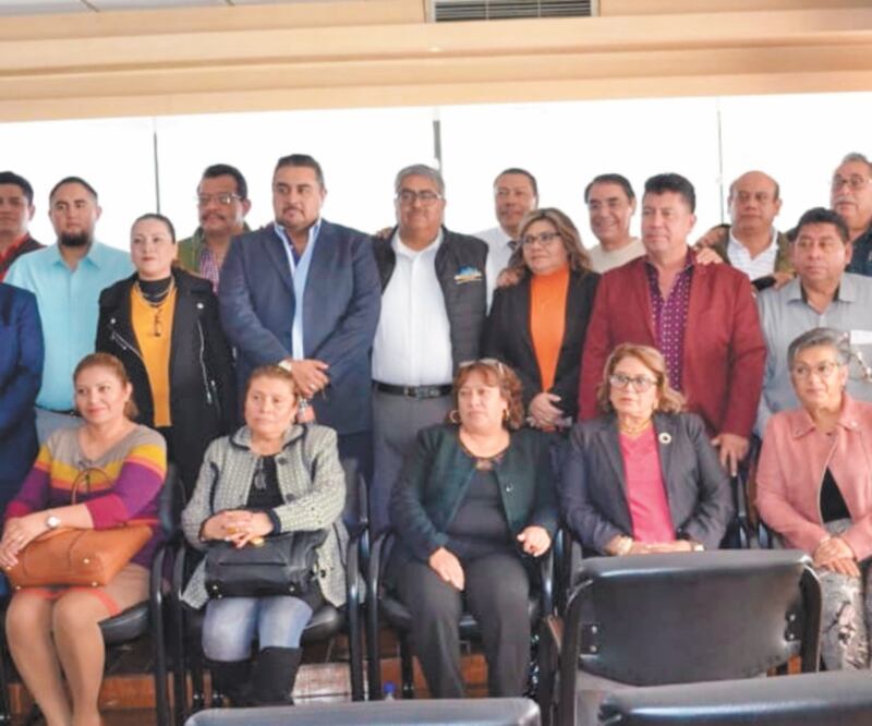 Armando Bautista (centro, chaleco negro), junto con 24 secretarios generales seccionales se acercaron a Joel Ayala Almeida, presidente de la central sindical, para que interviniera por irregularidades en el proceso. Foto/ESPECIAL