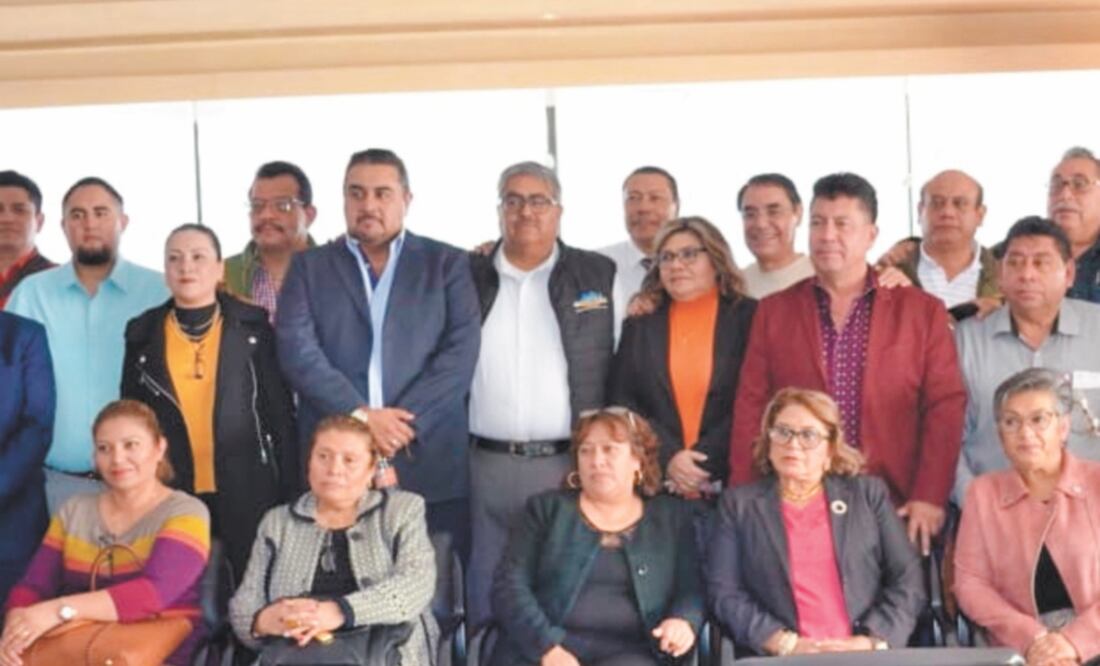 Armando Bautista (centro, chaleco negro), junto con 24 secretarios generales seccionales se acercaron a Joel Ayala Almeida, presidente de la central sindical, para que interviniera por irregularidades en el proceso. Foto/ESPECIAL
