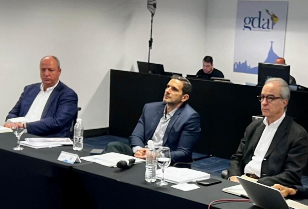 Frederic Zoghaib Kachar (centro), director general del diario brasileño O Globo, fue designado presidente del Grupo de Diarios América (GDA) para el periodo 2025-2027. Lo acompaña Juan Francisco Ealy Lanz Duret (izq.), Vicepresidente y Director General de EL UNIVERSAL. Foto: Especial