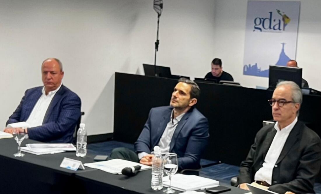 Frederic Zoghaib Kachar (centro), director general del diario brasileño O Globo, fue designado presidente del Grupo de Diarios América (GDA) para el periodo 2025-2027. Lo acompaña Juan Francisco Ealy Lanz Duret (izq.), Vicepresidente y Director General de EL UNIVERSAL. Foto: Especial