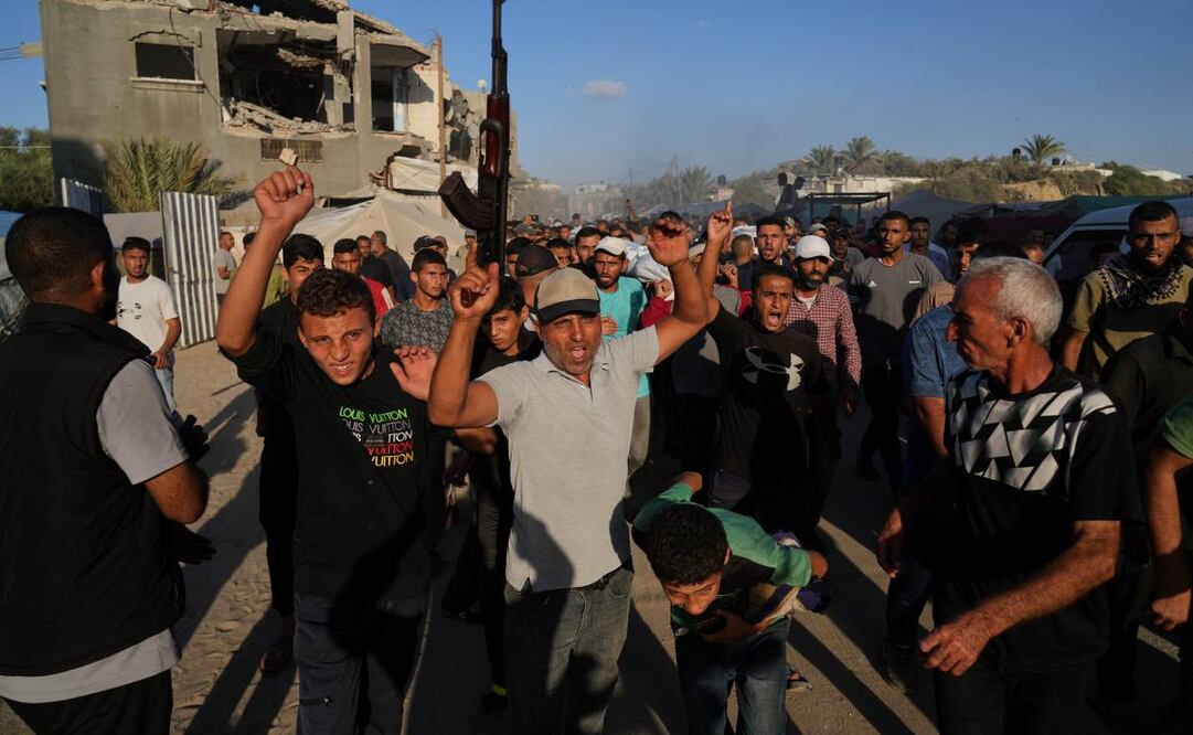 Los dolientes llevan los cuerpos de palestinos muertos por fuego israelí durante su funeral en Deir al-Balah, Franja de Gaza, el domingo 19 de octubre de 2025. Foto: AP