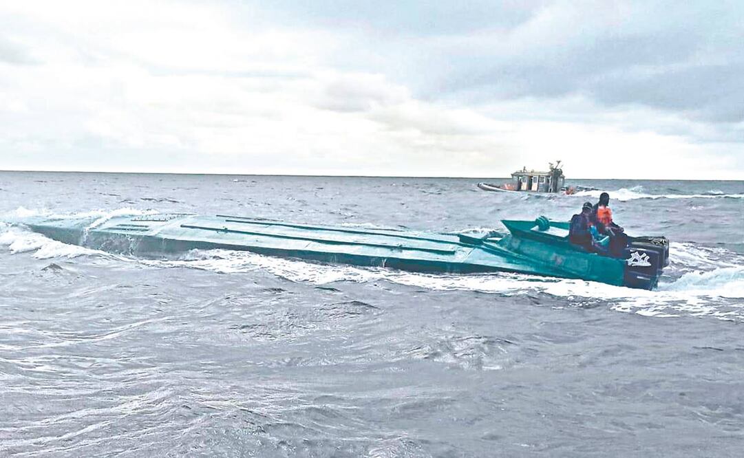 Agentes colombianos detuvieron en 2020 en el océano Pacífico un semisumergible que intentó llevar a México más de una ton de cocaína. Foto: Policía Nacional de Colombia