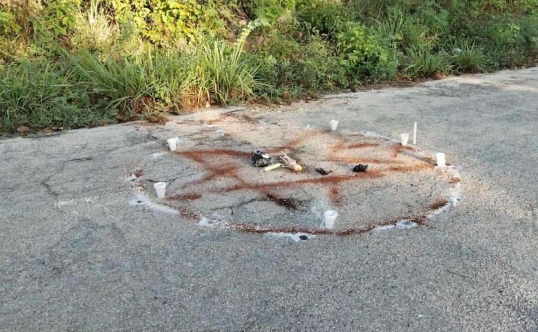 Figuras encapuchadas, algunas de ellas sin ropa, bailaban alrededor de una estrella pintada en el suelo. Foto: Especial