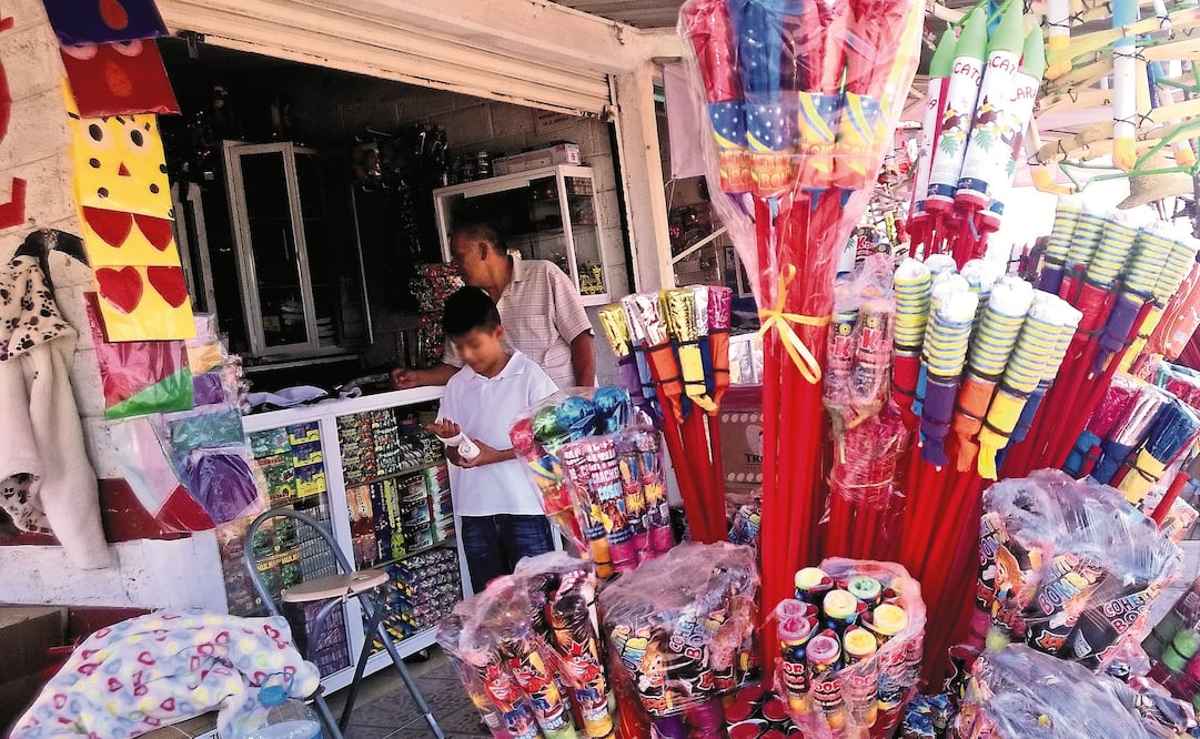 El director de Pirotecnia de Tultepec y vecinos participaron de la notificación a domicilios específicos. (FOTO: Archivo. EL UNIVERSAL)