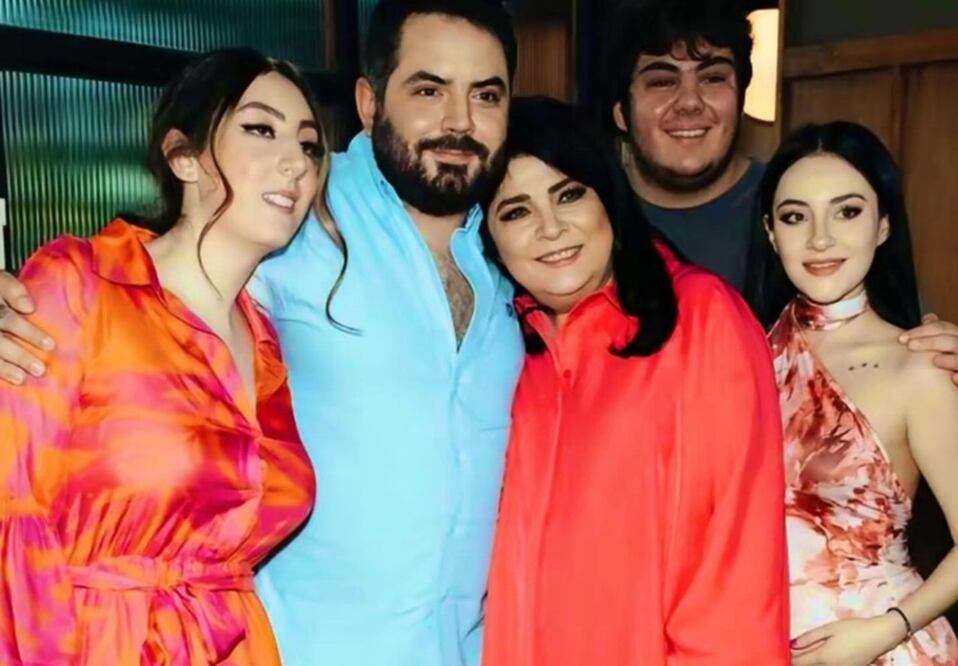Victoria Ruffo posa junto a su nuera, Paola Dalay, y sus hijos; José Eduardo, Vicky y Anuar.
Foto: Instagram