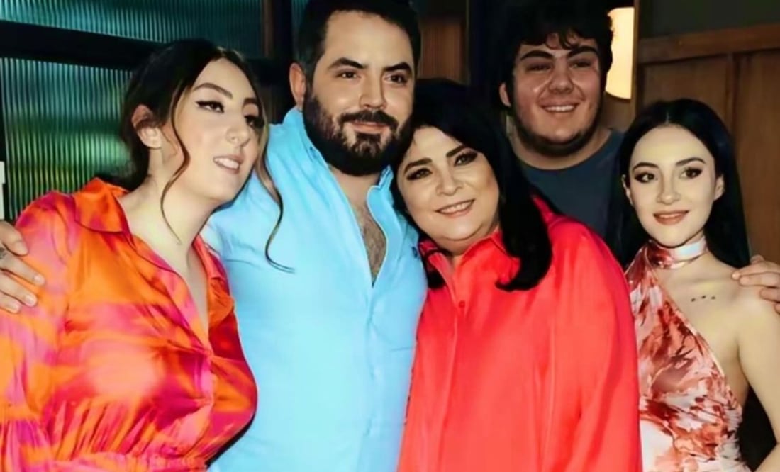 Victoria Ruffo posa junto a su nuera, Paola Dalay, y sus hijos; José Eduardo, Vicky y Anuar.
Foto: Instagram
