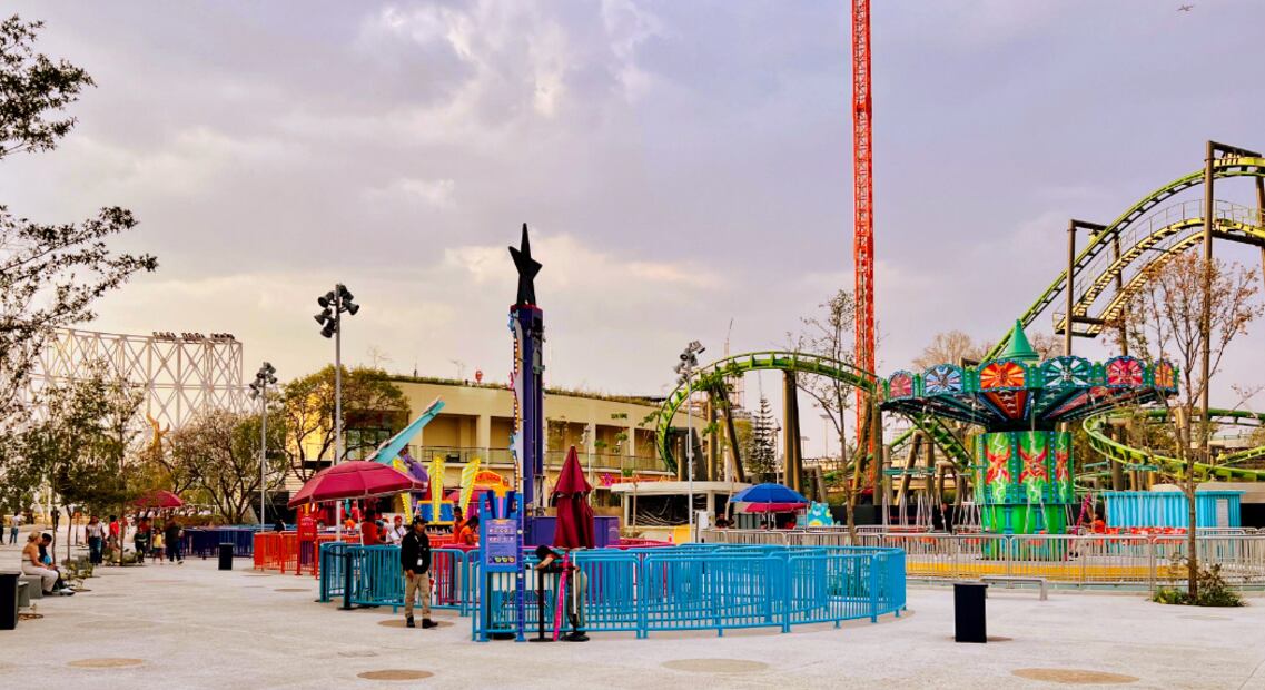 Disfruta un recorrido lleno de luces, música, arte, comida y diversión en la experiencia Gotham City Circus. Foto: Gobierno CDMX