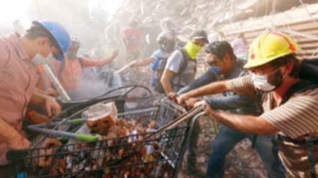 El Foco. El poder del silencio después de la tragedia: puños arriba