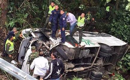 Choca autobús de caravana presidencial en Colombia