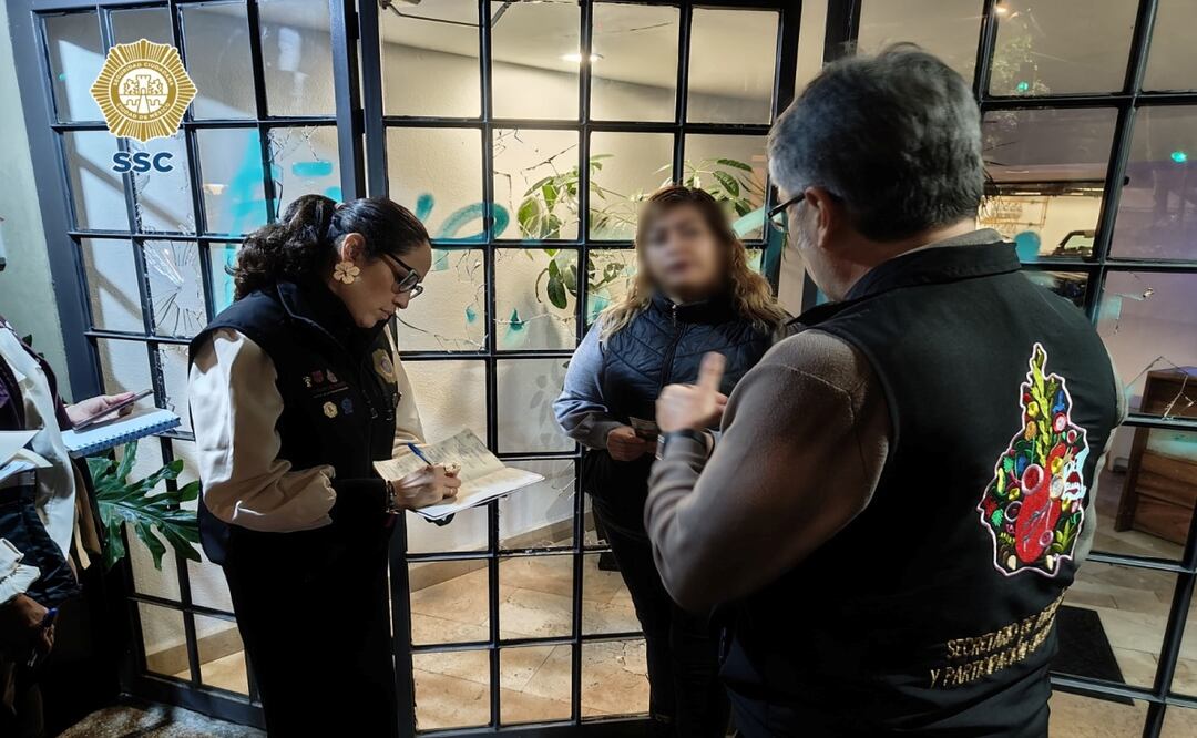 Funcionarios de Gobierno y SSC visitan negocios dañados por marcha contra gentrificación. Foto: Especial