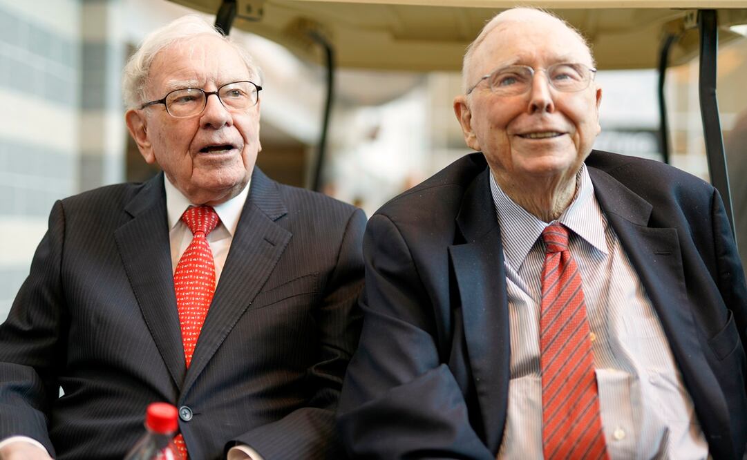 A la izquierda, Warren Buffett; a la derecha, Charlie Munger. Foto: AP