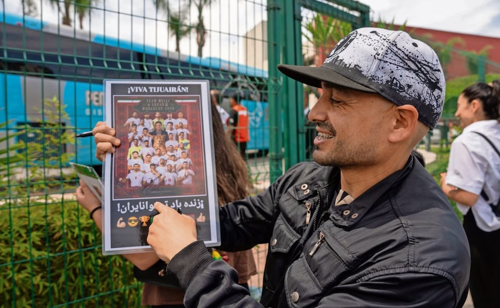 Aficionados iraníes buscan el autógrafo de su Selección en Tijuana, donde se hospeda para jugar en EU. Foto: AIMEE MELO/EL UNIVERSAL