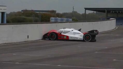 Coche de carreras autónomo se estrella a instantes de haber arrancado 