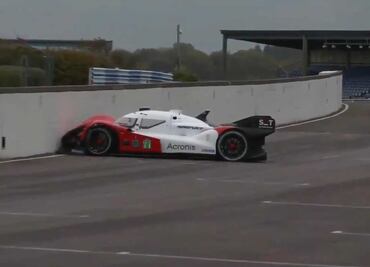 Coche de carreras autónomo se estrella a instantes de haber arrancado