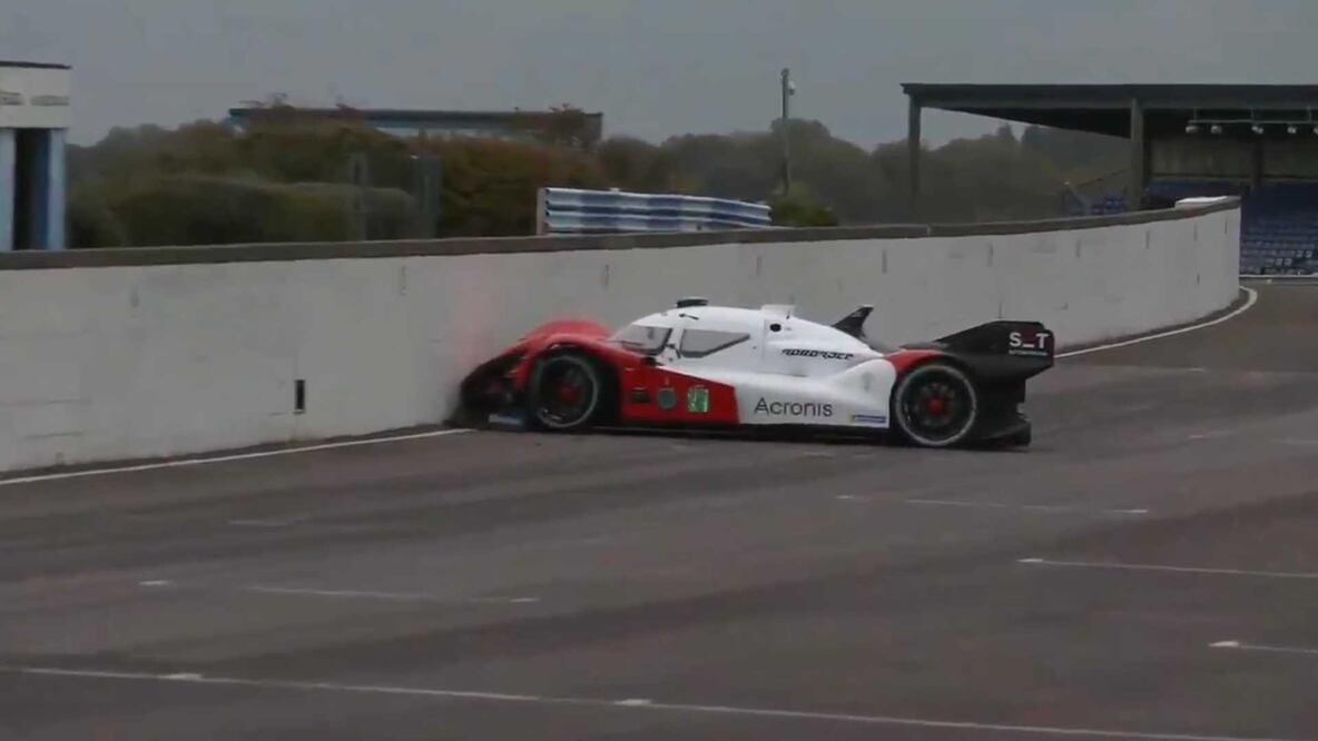 Coche de carreras autónomo se estrella a instantes de haber arrancado