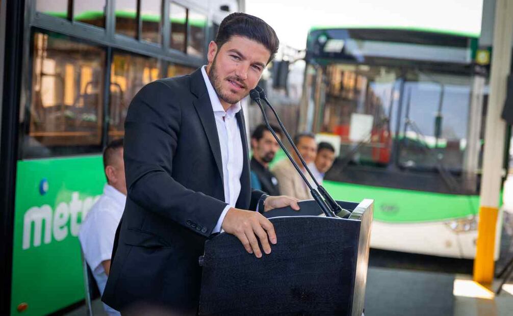 Samuel García, gobernador de Nuevo León, da banderazo de salida a 21 unidades de transmetro. Foto: Especial