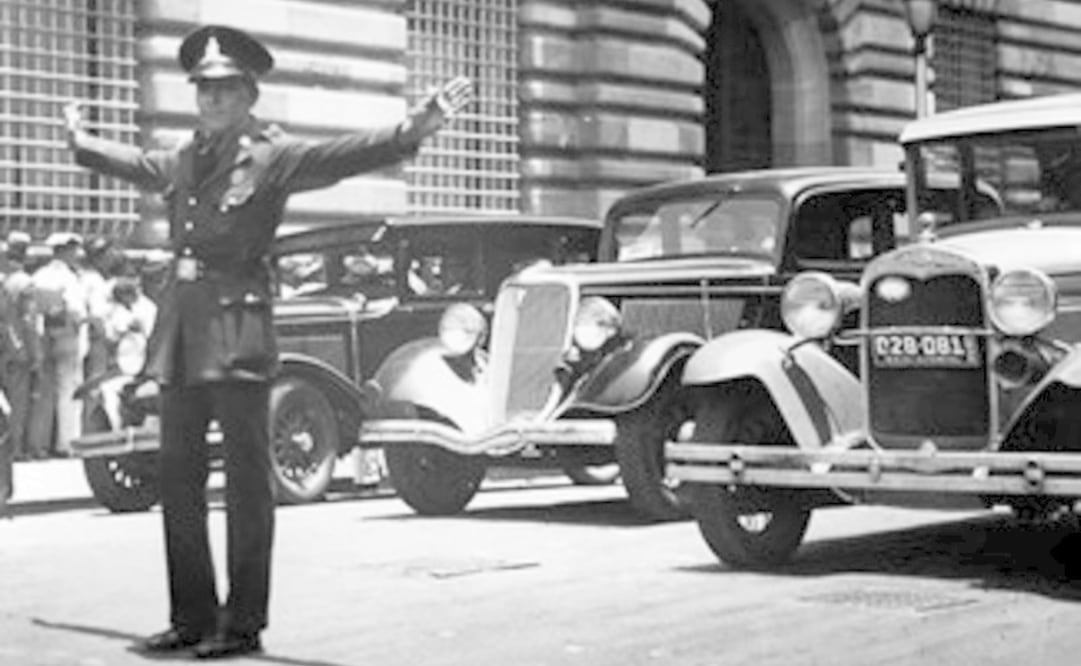 Fue en los años 30 que en la capital de país se pensó en un proyecto para terminar con la práctica de la “mordida” entre policías e inspectores que supervisaran negocios y tránsito. Foto: Mediateca del INAH.