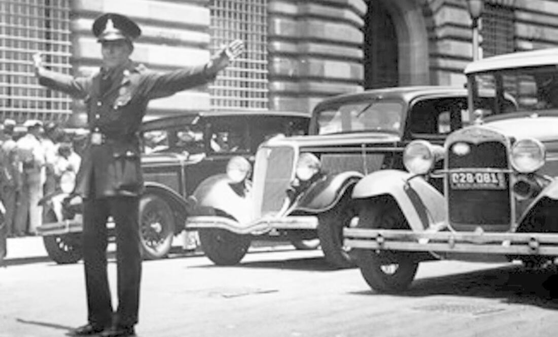 Fue en los años 30 que en la capital de país se pensó en un proyecto para terminar con la práctica de la “mordida” entre policías e inspectores que supervisaran negocios y tránsito. Foto: Mediateca del INAH.