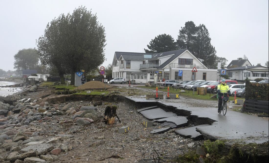 Hace unas semanas, la tormenta Babet azotó el norte de Europa, incluidas Gran Bretaña, Dinamarca, Suecia, Noruega y Alemania; las intensas lluvias provocan inundaciones y fuertes vientos. Foto: EFE