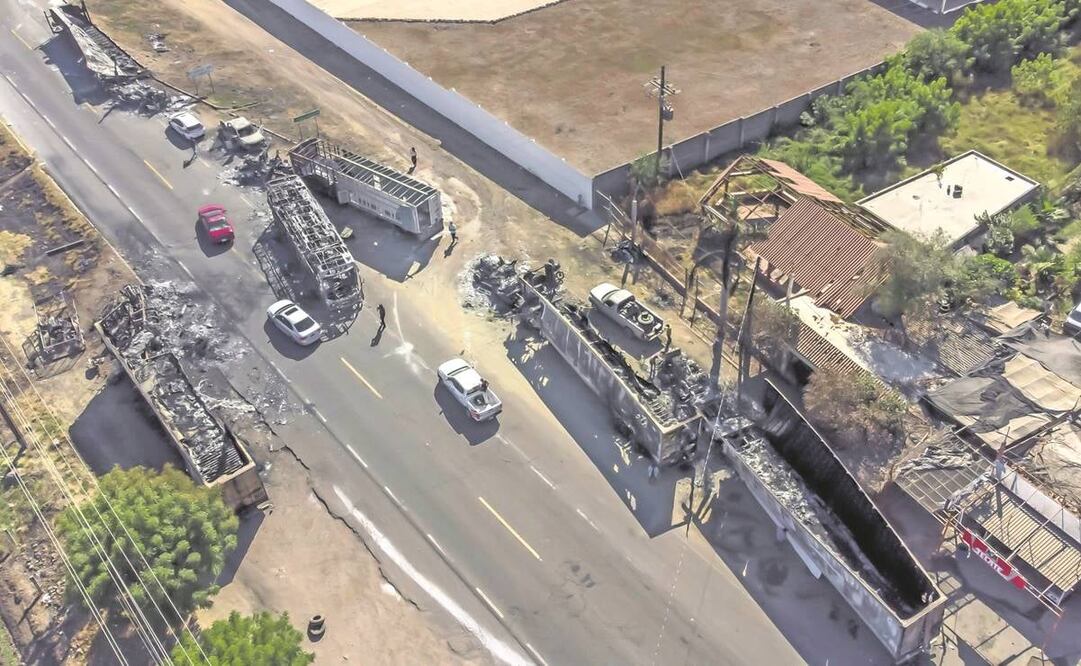 Vehículos destruidos aún permanecen donde fue detenido Ovidio Guzmán, como evidencia del operativo de captura. Foto :Cuartoscuro