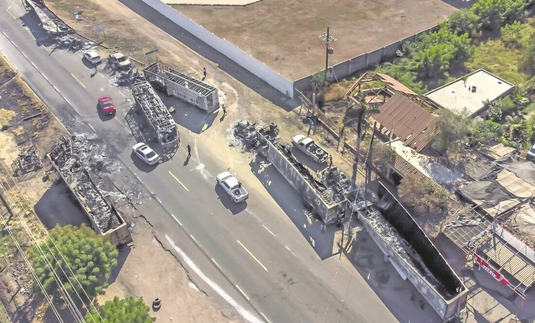 Vehículos destruidos aún permanecen donde fue detenido Ovidio Guzmán, como evidencia del operativo de captura. Foto :Cuartoscuro