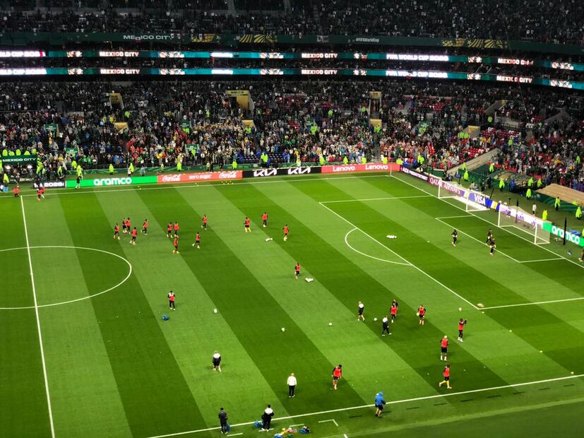 México y Ecuador ya calientan en la cancha del Estadio Ciudad de México - Foto: Diego Simón Sánchez | EL UNIVERSAL