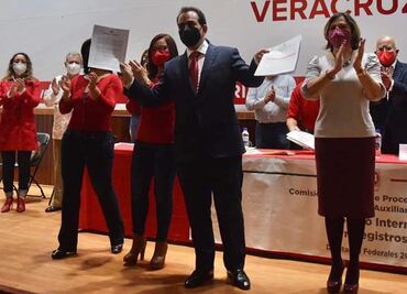 Priistas de Veracruz asisten a registro por diputaciones federales