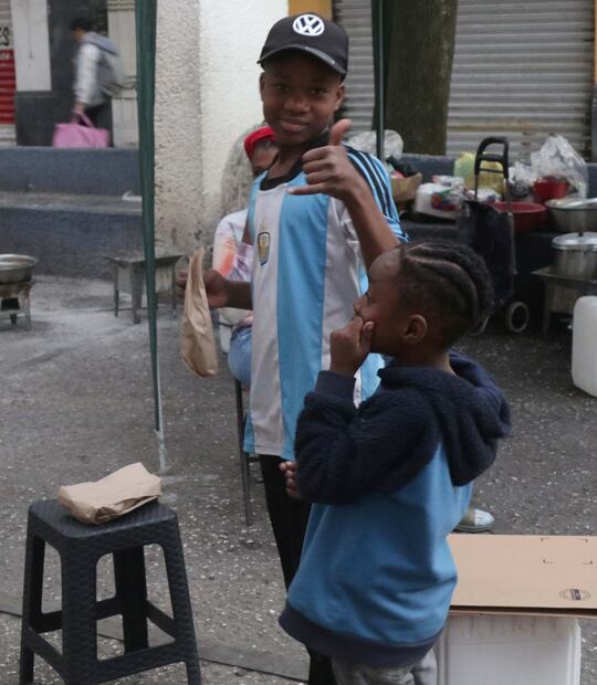 23 DE DICIEMBRE DE 2023, CIUDAD DE MEXICO
LOS NIÑOS HAITIANOS QUE ALBERGAN EN LA PLAZA GIORDANO BRUNO EN LA ALCALDIA CUAUHTEMOC PASARAN LA NAVIDAD COMO UN DIA MAS, CON AYUDA DE LA GENTE QUE LES LLEVA ROPA Y ALIMENTOS, SIN SABER SI SE QUEDAN EN MEXICO O DECIDEN SEGUIR AVANZANDO PARA LLEGAR A LOS ESTADOS UNIDOS. FOTO: CARLOS MEJIA/EL UNIVERSAL