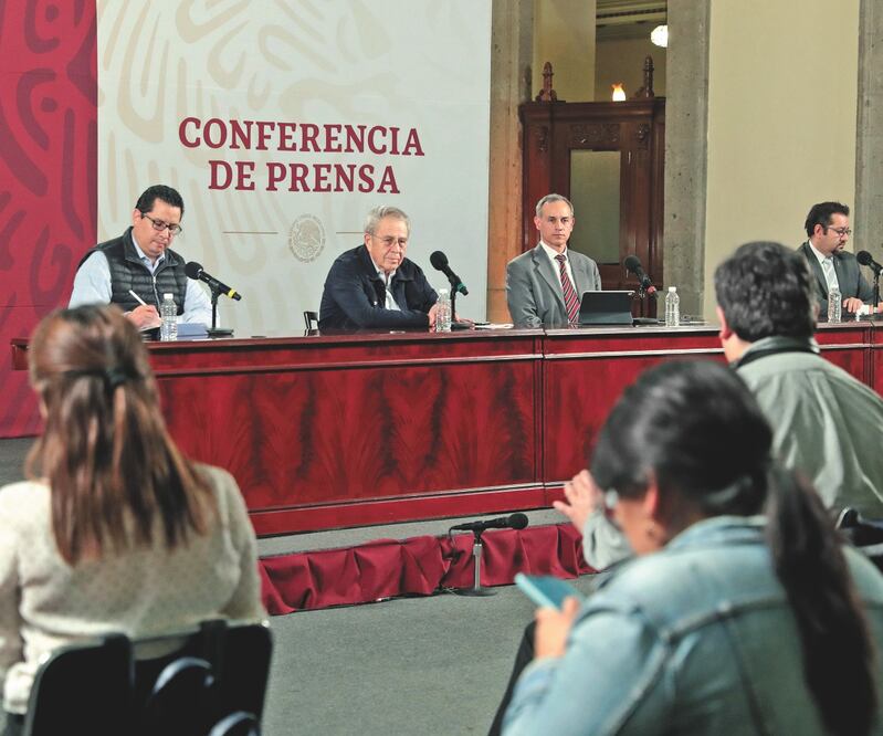 El director General de Epidemiología de la Ssa, José Luis Alomía (izq.), informó que hay 17 mil 799 casos confirmados y 5 mil 444 activos. Foto: ADRIANA HERNÁNDEZ. EL UNIVERSAL