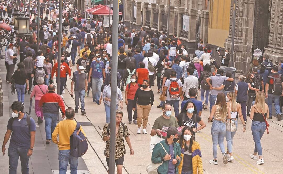 Este fin de semana, la calle Madero lució llena de personas que acudieron a comprar o a comer en la zona. Foto: Carlos Mejía. EL UNIVERSAL