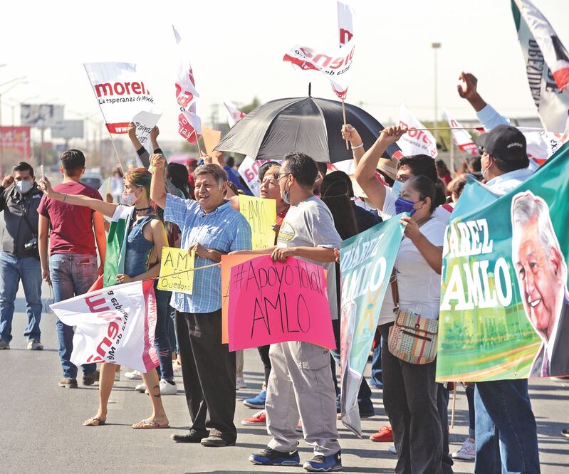 Ante la llegada del Presidente de México a Ciudad Juárez, simpatizantes manifestaron su apoyo afuera del aeropuerto. Foto: CHRISTIAN TORRES. EL UNIVERSAL