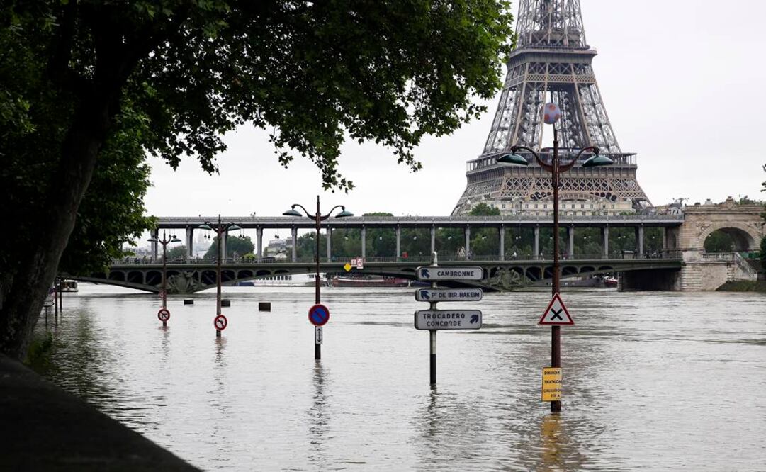 Los museos del Louvre y Orsay, que se encuentran próximos al Sena, cerraron al público el viernes. FOTO: AP.