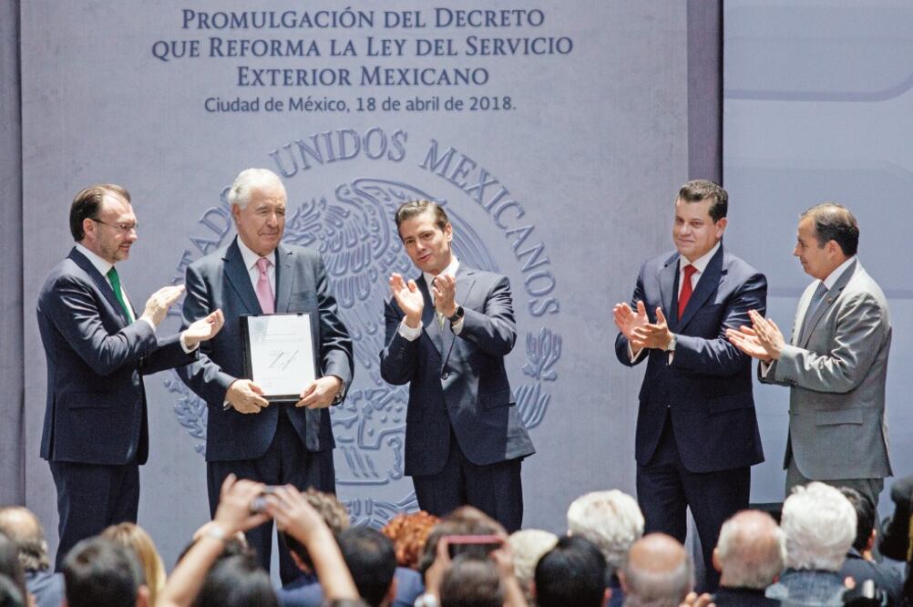 En el Patio de Honor de Palacio Nacional, el presidente Enrique Peña Nieto (centro) entregó el nombramiento de embajador emérito al ex secretario de Relaciones Exteriores Bernardo Sepúlveda Amor (segundo de izq. a der.) (GALO CAÑAS. CUARTOSCURO)
