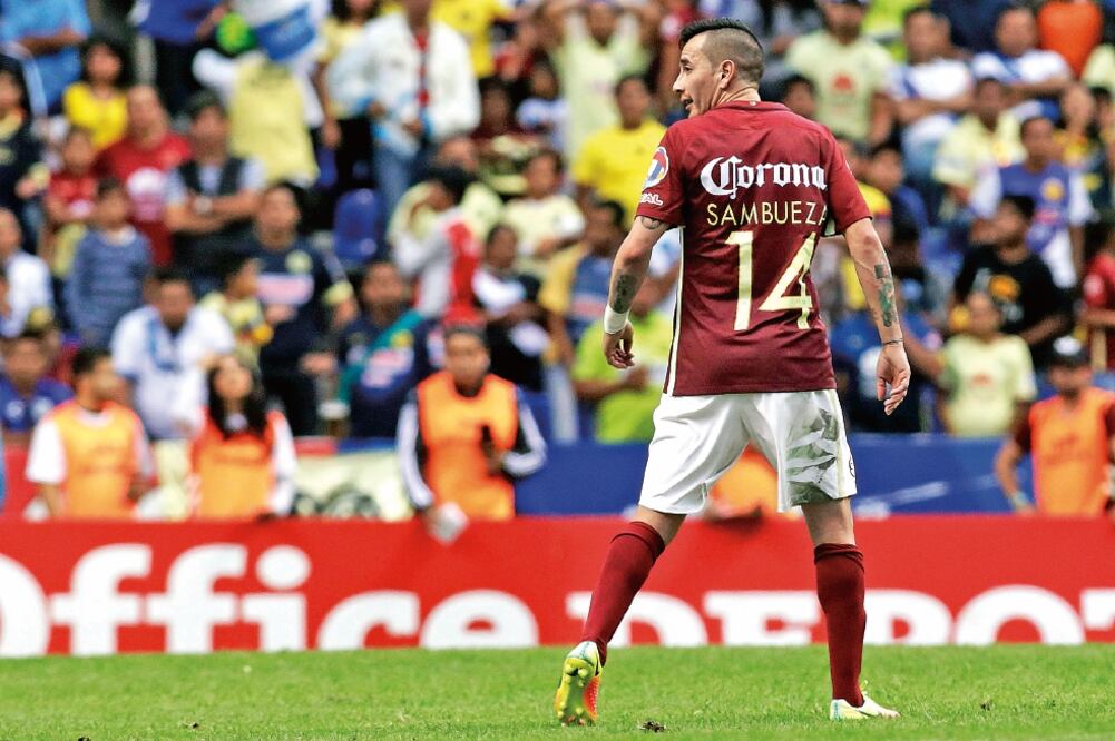 El capitán americanista tiene fama de indisciplinado; en el duelo contra Puebla se ganó doble amarilla (MIREYA NOVO. IMAGO7)