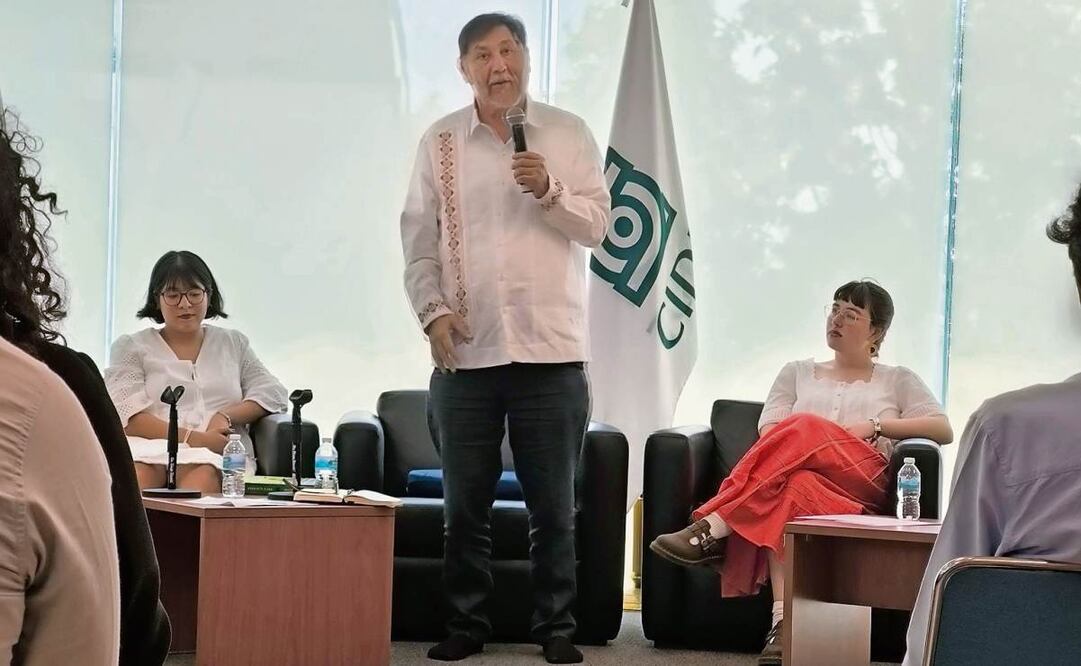 Gerardo Fernández Noroña, senador por Morena, fue cuestionado por los alumnos por su aparente falta de empatía con las familias de personas desaparecidas. (01/04/2025) Foto: Especial