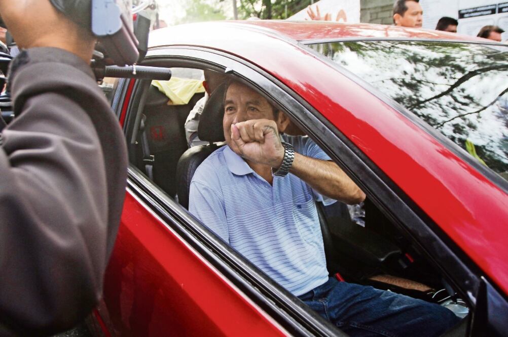 Rubén Núñez, líder de la Sección de 22 de la CNTE, al salir ayer del reclusorio estatal ubicado en Santa María Ixcotel. También fue puesto en libertad Franci sco Villalobos, secretario de organización de la Coordinadora (JUAN CARLOS ZAVALA. EFE)