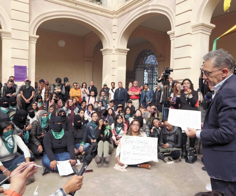 Sentadas en el piso, las universitarias debatieron con el rector Alfredo Barrera 19 puntos de su pliego petitorio. Foto/JORGE ALVARADO. EL UNIVERSAL