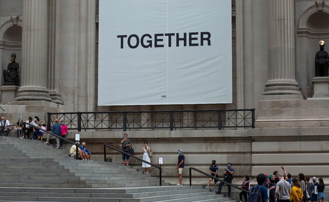 La fila para entrar al museo Met en su reapertura. Sobre los visitantes se encuentra una obra de Yoko Ono. Foto: Kena Betancur / AFP