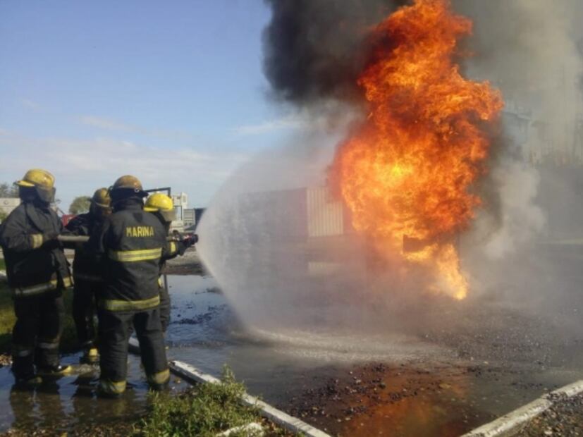 Marina prepara a su personal para combatir incendios