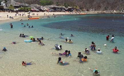Autoridades de Huatulco reconsideran medidas y abren playas al 30% de aforo