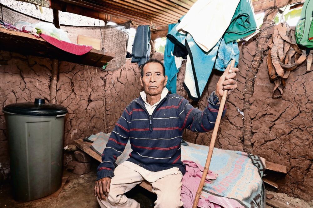 Antonio, de 78 años, se ha convertido en el hombre-leyenda del municipio de San Juan Cancúc —el más pobre de Chiapas— porque nadie compite con su fertididad: tuvo 10 hijos con su primera pareja, 10 con la segunda y nueve con la tercera (JACOB GARCÍA)