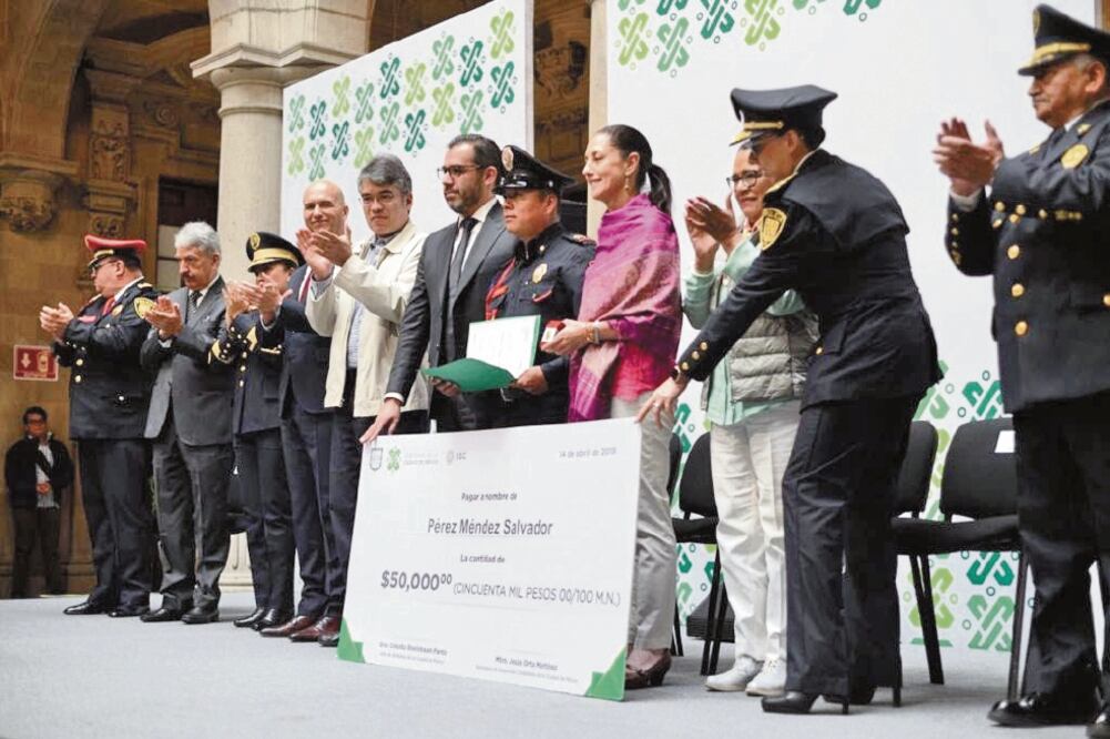 En el Antiguo Palacio del Ayuntamiento se entregó un reconocimiento económico al policía segundo Salvador Pérez Méndez. / ESPECIAL