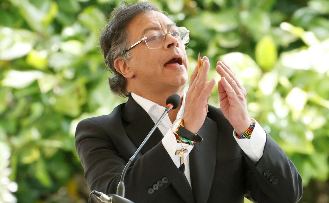 El presidente de Colombia, Gustavo Petro, habla en la V Cumbre de Países Amazónicos este viernes, en Bogotá (Colombia). Petro abrió la V Cumbre de Países Amazónicos con un llamado a enfrentar de manera conjunta las amenazas que pesan sobre la selva, en particular el narcotráfico y las economías ilícitas, a las que señaló como "el principal enemigo de la Amazonía después del cambio climático". Foto: EFE