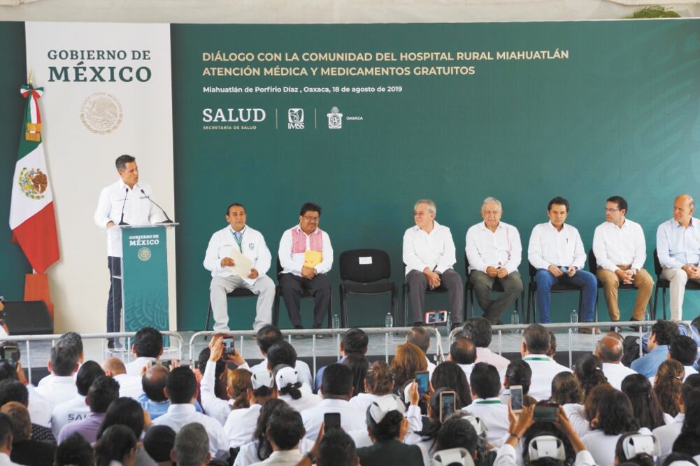 El gobernador de Oaxaca, Alejandro Murat, en el evento de la clínica rural de Miahuatlán a la que asistió el presidente Andrés Manuel López Obrador. Foto/EDWIN HERNÁNDEZ. EL UNIVERSAL