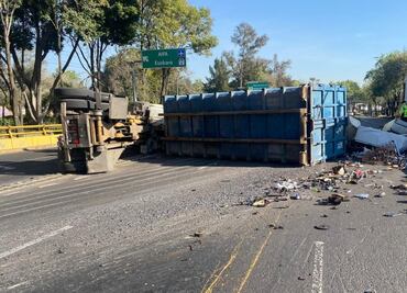 Vuelca tráiler con fierro viejo en Circuito Interior y causa caos vial en la GAM