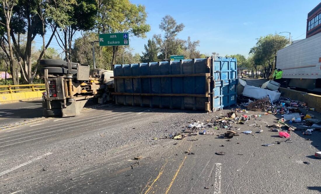 Vuelca tráiler con fierro viejo en Circuito Interior y causa caos vial en la GAM. Foto: Especial